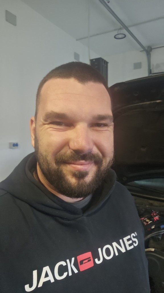 Az MSGarage csapat a műhelyben